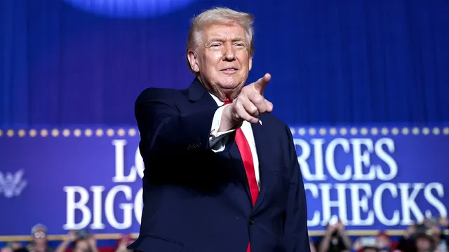 Trump campaigns in Iowa to bolster Republican control in Midterm Elections