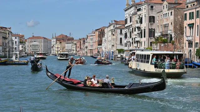 Venice workers clash over wages amid contract dispute