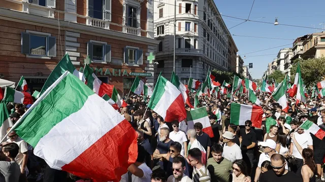 Tens of thousands rally in Rome for stricter migration controls