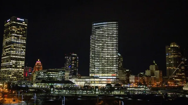 Milwaukee offers $10,000 bonuses to attract police officers back