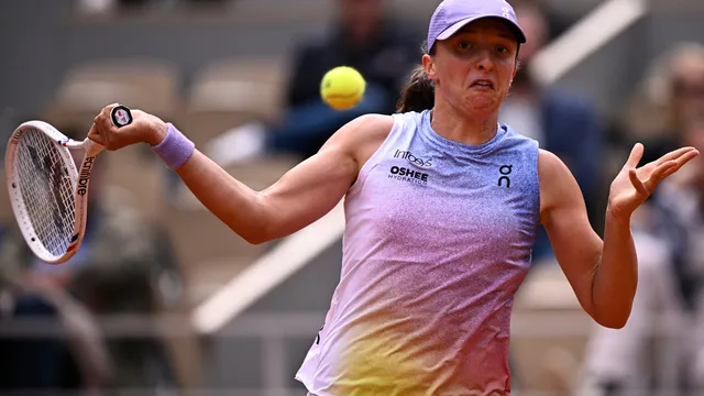 Iga Swiatek and Aryna Sabalenka dominate to reach fourth round