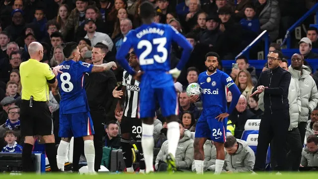 Referee disrupts Chelsea huddle amid match controversy