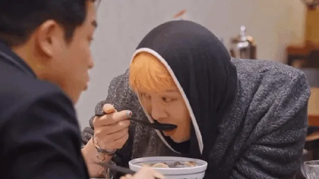 BIGBANG members G-Dragon and Daesung praise Vietnamese spring rolls for taste and health benefits