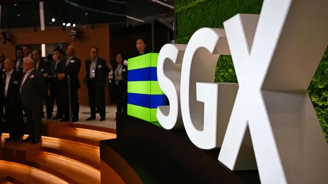 Singapore stocks decline as regional markets take a hit