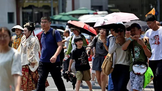 China prioritizes consumption to drive economic growth by 2026