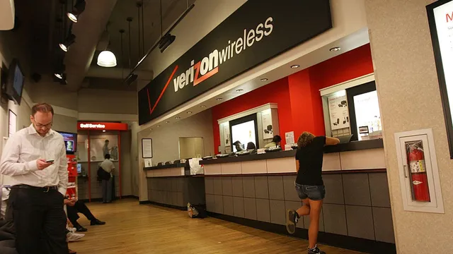 Scammers exploit Verizon outage with fake credit messages