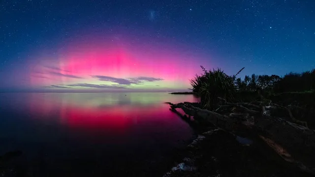 Bright green meteor dazzles Sydney skies during auroras