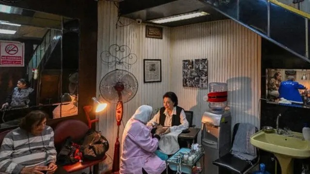 Egypt's oldest manicurist preserves history despite change