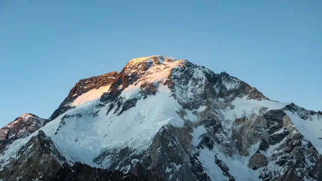 Rescuers recover bodies after avalanche on Broad Peak