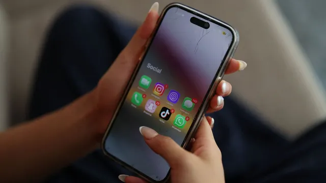 Conservatives propose ban on social media for under-16s