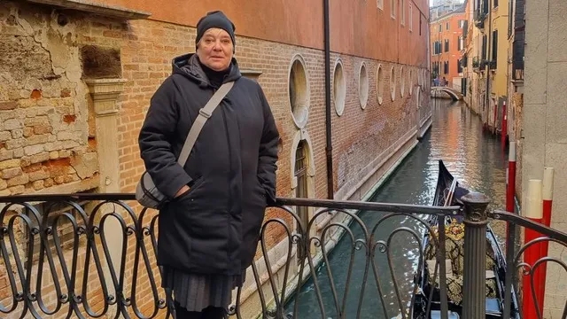 Monica Poli fights pickpockets in Venice and becomes a local celebrity