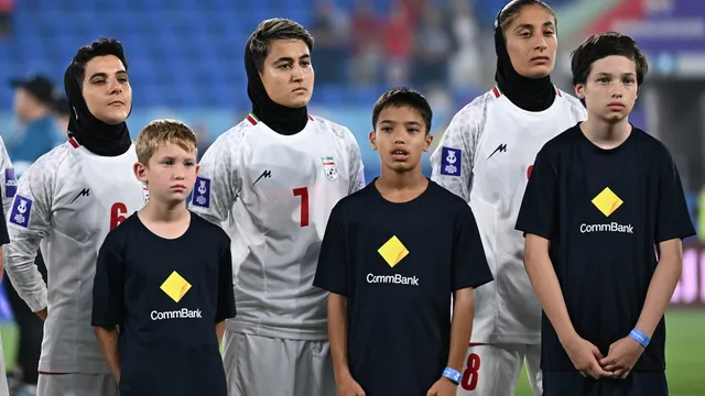 Iranian women's soccer team protests silently during national anthem