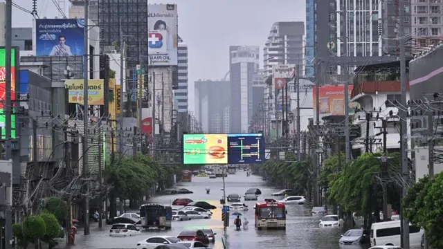Severe flooding in Bangkok forces evacuations and disrupts traffic due to heavy rain