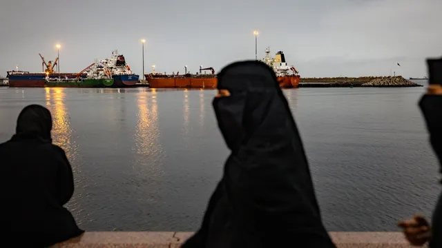 Iran blocks Strait of Hormuz, stranding 20,000 sailors