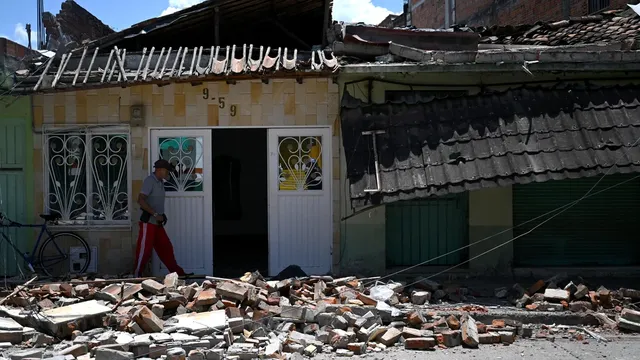 Families return home after devastating earthquake in Colombia