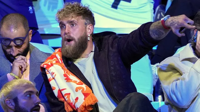 Jake Paul shows up for Jutta Leerdam's Olympic speedskating debut