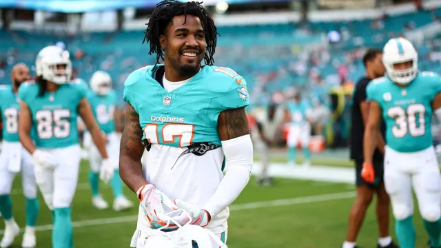 Denver Broncos acquire Jaylen Waddle to boost their offense