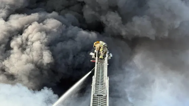 Dallas grass fire explodes into 4-alarm blaze threatening homes