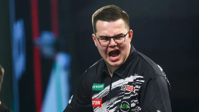 Gian van Veen shocks Luke Humphries, advances to semi-finals