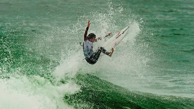 Costa Rican surfer Brisa Hennessy wins Ericeira Pro in Portugal