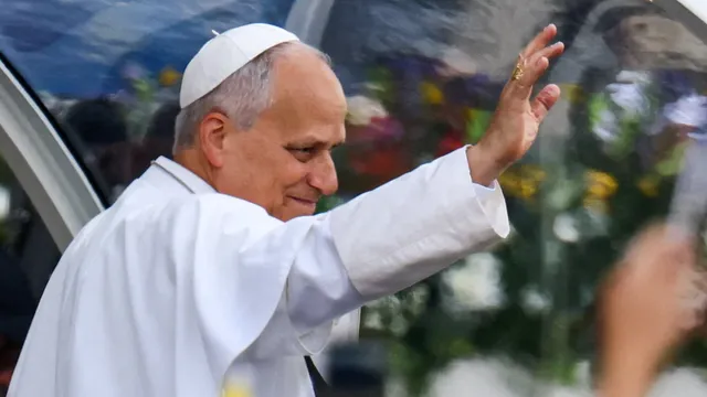 Pope Leo XIV, a lifelong Chicago White Sox fan, comments on team's playoff return