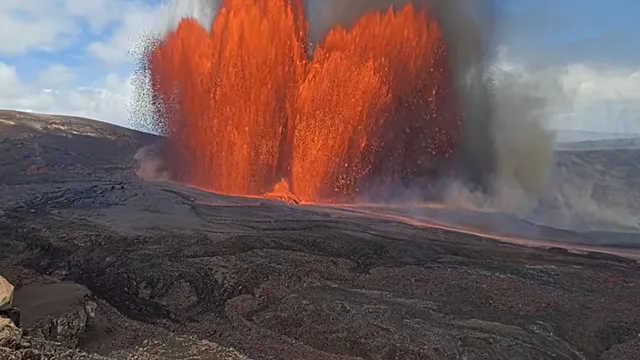 Kilauea volcano erupts again, prompting ashfall warnings
