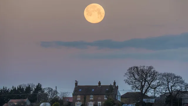 Wolf supermoon captivates audiences despite freezing temperatures