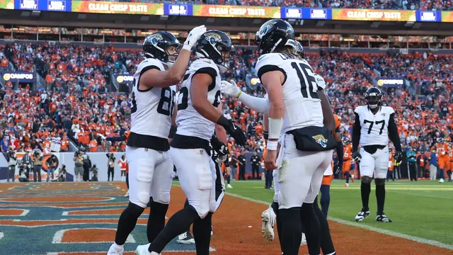 Jaguars take lead into halftime against struggling Broncos