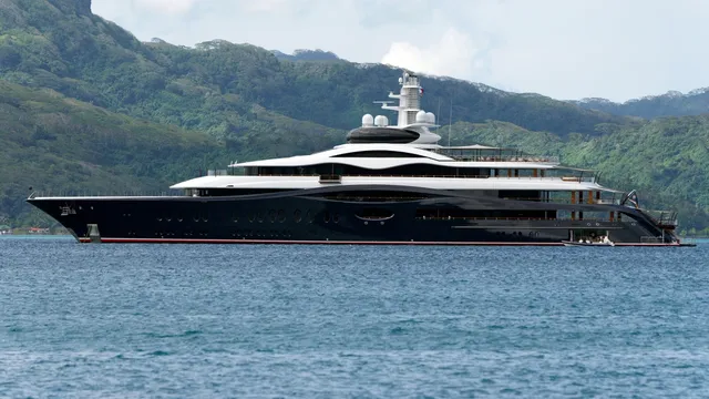 Zuckerberg's yacht ignores distress call from stranded boat