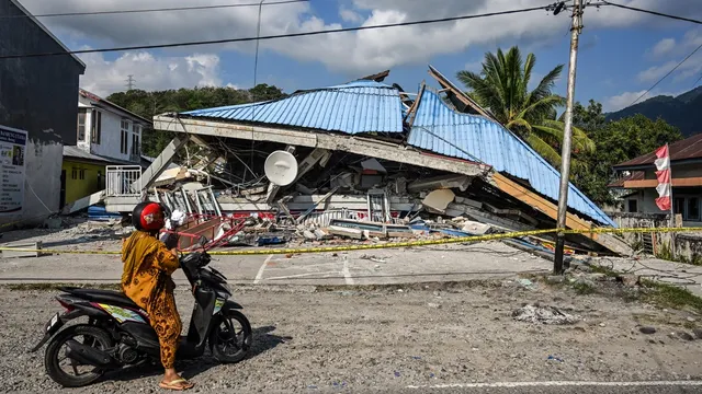 At least 47 killed as powerful earthquake hits Indonesia