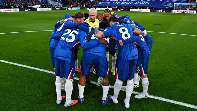 Referee disrupts Chelsea huddle amid match controversy