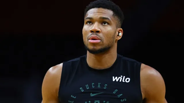 Giannis Antetokounmpo stays with Milwaukee Bucks despite trade rumors