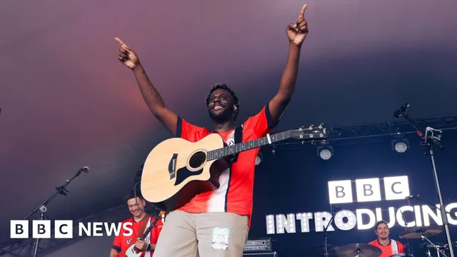 Myles Smith performs free pop-up gig in Luton for album release