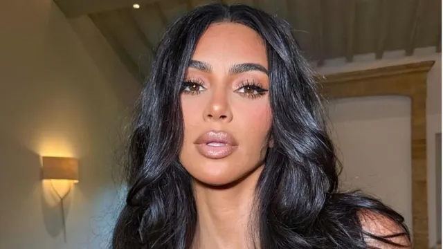 Kim Kardashian breaks her foot and shows off her cast