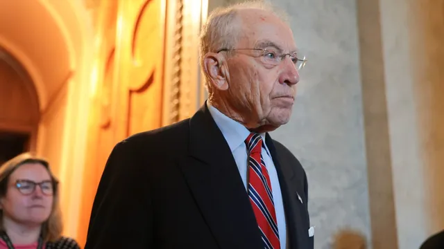 Senator warns of looming Social Security benefit cuts