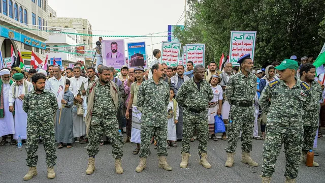Houthi fighters advance in Yemen highlands to cut off Red Sea coast from Saudi-backed government forces