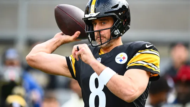 Aaron Rodgers suffers wrist injury and is replaced by Mason Rudolph