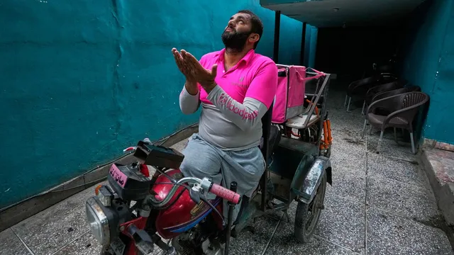 Man overcomes disability to deliver meals in Pakistan