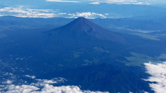 Father abandons son on Mount Fuji to continue climbing