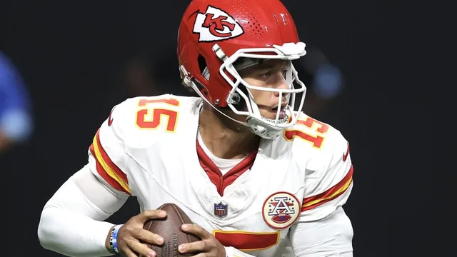 Patrick Mahomes, Nick Bolton help 3