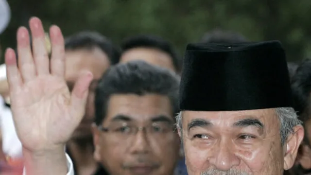 Abdullah Ahmad Badawi dies at 85 after a long struggle with heart disease