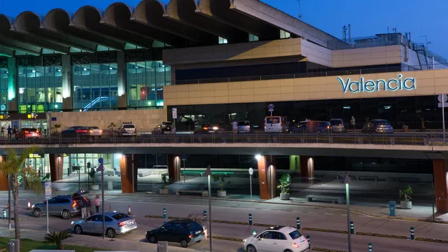 Man causes chaos by climbing on Vueling plane in Spain