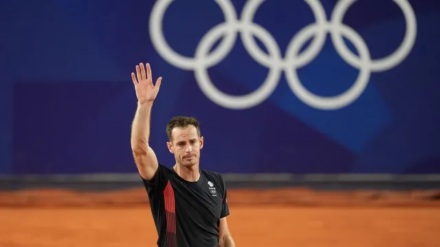 Andy Murray makes golf debut at Wentworth pro-am event
