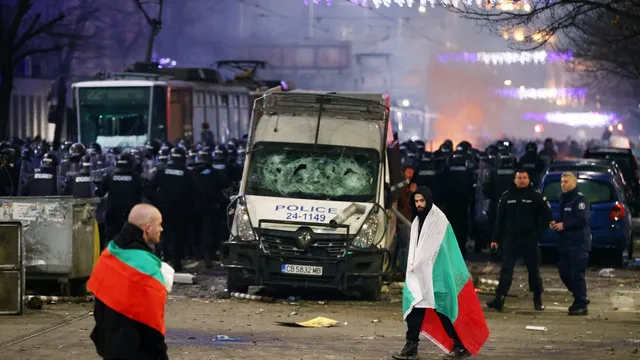 Bulgarian PM Rosen Zhelyazkov resigns amid mass protests over corruption