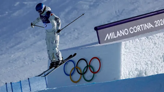 Eileen Gu qualifies for slopestyle finals with stunning ski suit