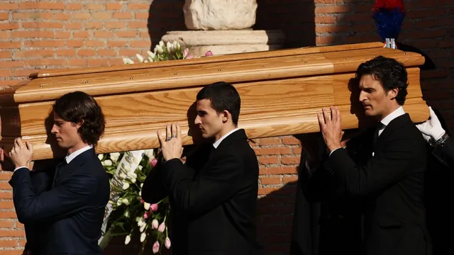 Valentino Garavani dies at 93, mourning the last emperor of fashion