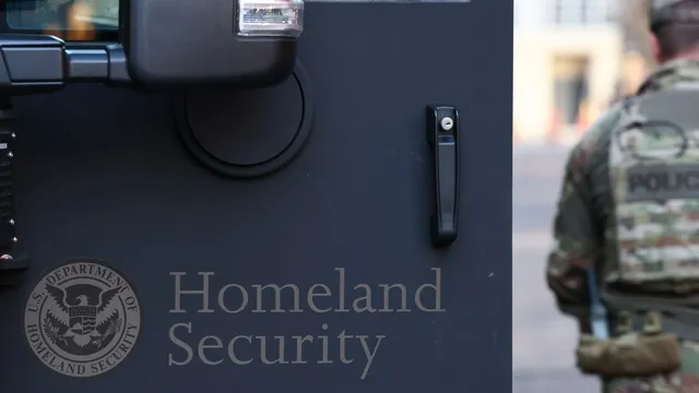 Federal agent briefly kidnapped during DHS operation in Minnesota