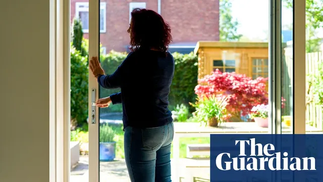 Locksmiths overwhelmed by heat-related door issues in the UK