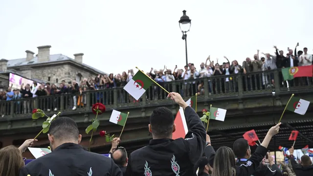 Algerian Athletes Commemorate 1961 Protest Victims at Paris Olympics Opening Ceremony