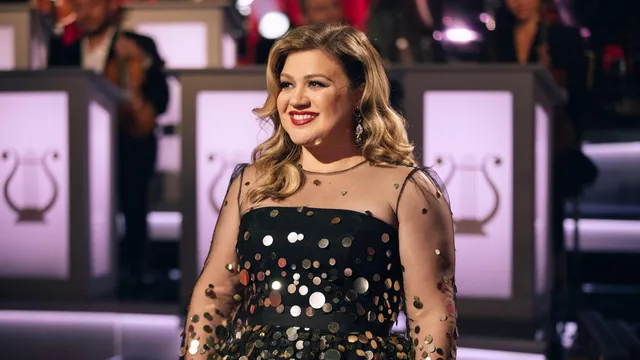 Kelly Clarkson debuts new holiday hit on Billboard chart